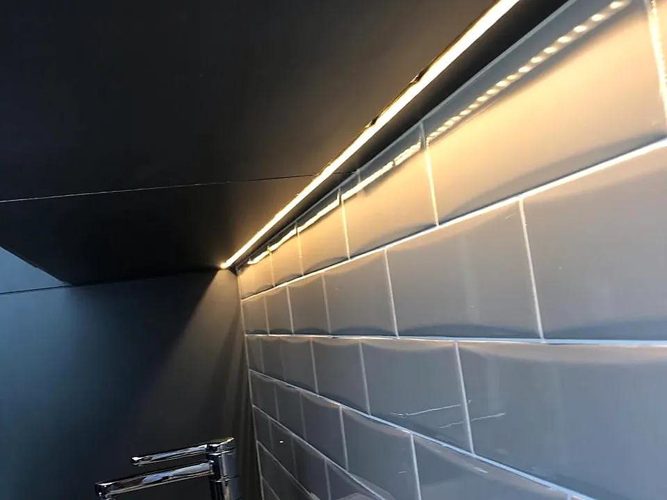 Cozinha com revestimento em metrô e fita de LED sob o armário