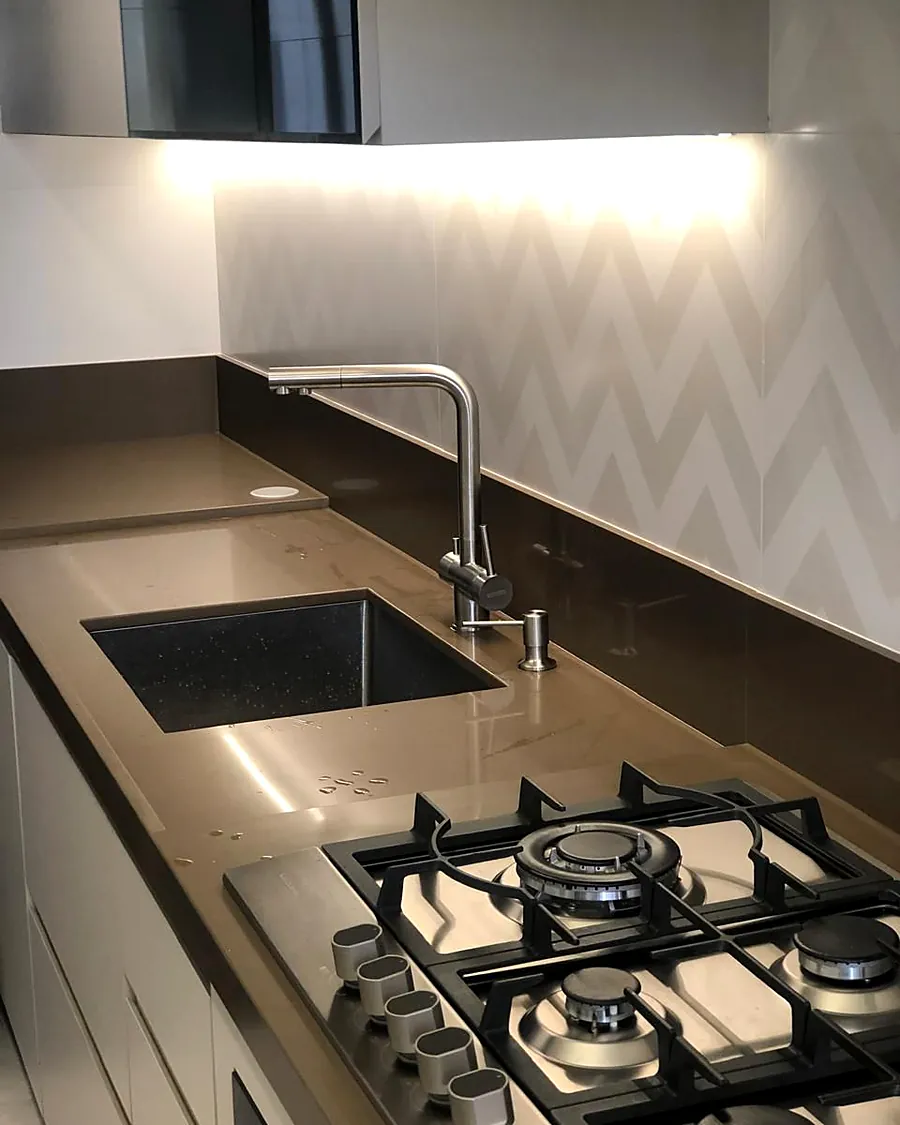 Bancada de cozinha com cooktop embutido e cuba em inox
