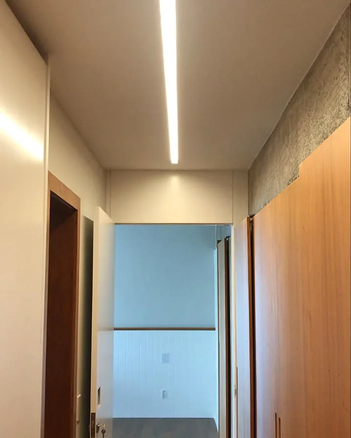Corredor com sanca e iluminação embutida no forro