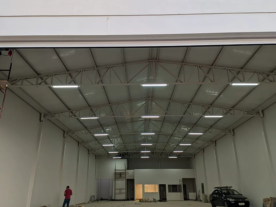 Galpão comercial com estrutura metálica aparente e iluminação