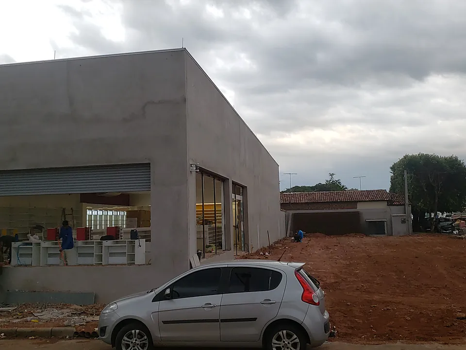 A mesma loja na fase de estrutura, com fachada em concreto