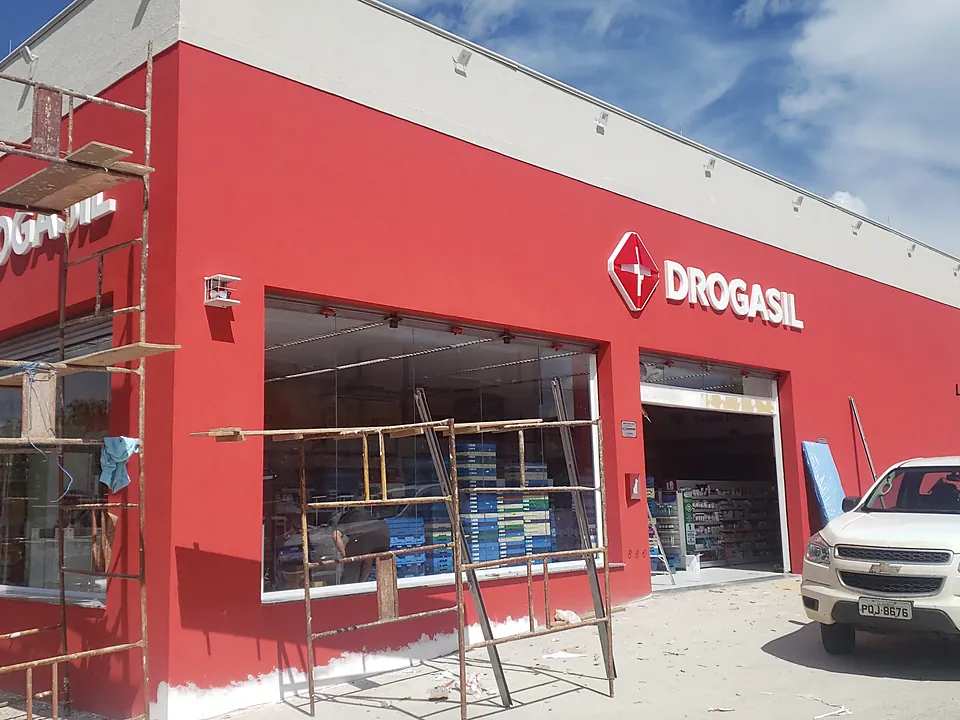 Loja de rede de farmácias com a fachada em acabamento