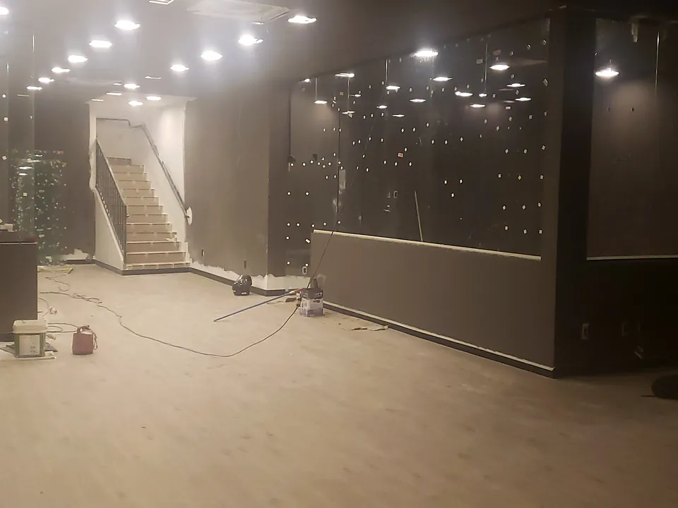 Loja em shopping com forro, iluminação embutida e escada